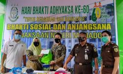 Hari Bhakti Adhyaksa Ke-60, Kejari Manado Bagi Sembako ke Panti Asuhan dan Petugas Kebersihan<