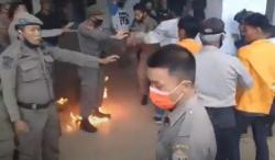 Demo Tolak RUU Cipta Kerja di DPRD Sultra Ricuh, Massa dan Satpol PP Nyaris Terbakar