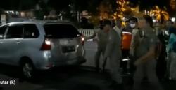 Pasangan Mesum Ini Digerebek Petugas dari Mobil Goyang di Alun-Alun Tuban
