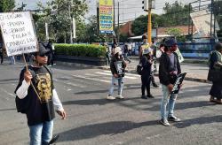 Tolak RUU Omnibus Law, Ratusan Buruh dan Mahasiswa Demo dengan Protokol Kesehatan