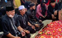 Omas Dimakamkan di Cimanggis Depok, Anak-Anak Berusaha Ikhlas