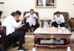 Pantau Covid-19 di Kalsel, Menkes Terawan Disuguhi Yuni Sulaiman Soto Banjar