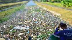 Saluran Irigasi Desa Brakas Demak Dipenuhi Sampah Plastik