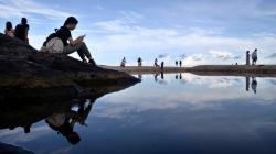 Menikmati Hamparan Laut Biru di Pantai Tanjung Tumpaan Minahasa
