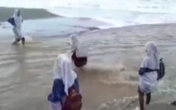 Video 4 Siswa SMP di Maluku Terjang Derasnya Sungai Demi Sekolah