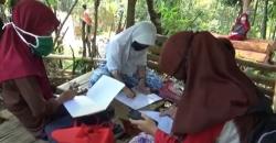 Perjuangan Siswa SD di Lebak Belajar Online, Naik Turun Bukit demi Dapat Sinyal