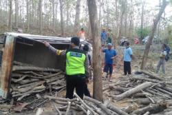 Tragis, Warga Rembang Tewas Tertimpa Mobil Sendiri saat Angkut Kayu di Hutan