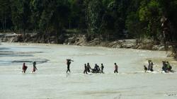 Pengungsi Banjir Bandang Luwu Utara Nekat Menyeberangi Sungai demi Dapat Bantuan