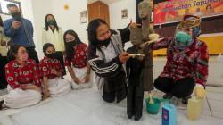 Jaga Warisan Budaya, Pelajar Palangka Raya Bersihkan Patung Sapundu Dayak