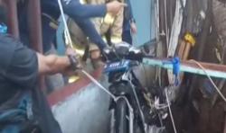 Video Evakuasi Motor Masuk Septic Tank di Jakarta Timur