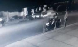 Detik-Detik Aksi Maling Pecah Kaca Mobil Gasak Uang Rp500 Juta di Kemang