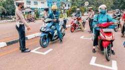 Pembatas Jarak di Jalan Raya Maros Didesain seperti Garis Start Sirkuit Balap