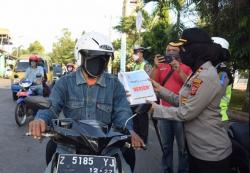 Pengendara di Banjar yang Patuh Lalu Lintas Diberi Sembako