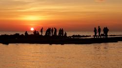 Menikmati Keindahan Matahari Tenggelam di Pantai Kuri Caddi Sulawesi Selatan