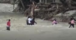 Isu Air Naik, Warga Luwu Utara Berlarian Seberangi Sungai Takut Banjir Bandang Susulan