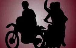 Jadi Korban Begal, Pemuda di Bandung Kejar dan Tabrak Motor Pelaku hingga Jatuh Bareng<