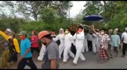 Ratusan Warga di Pasuruan Antar Jenazah Probable Covid-19  ke Permakaman