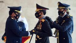 Kapolri Terima Tiga Tanda Kehormatan dari Panglima TNI