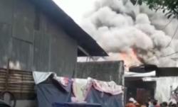 Video Gudang Beras dan Terigu di Jakbar Ludes Terbakar