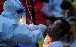 Terdapat Ratusan Kasus Infeksi Baru, China Hadapi Gelombang Ketiga Covid-19?