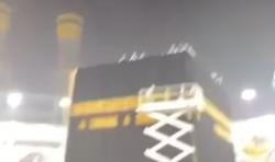 Kain Kiswah Kakbah Diganti di Bawah Guyuran Hujan