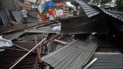 Angin Puting Beliung Hantam Permukiman Warga di Padang, Puluhan Rumah Rusak<