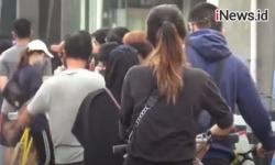 Video Warga Berolahraga Padati Jakarta Internasional Velodrome, Petugas Turun Tangan