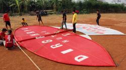 Sambut HUT RI, Layang-Layang Merah Putih Raksasa Terbang di Pamulang