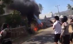 Video Warga 2 Desa di NTB Bentrok, 3 Rumah Dibakar