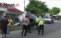 Sopir Mengantuk, Minibus Tabrak Pagar Rumah Warga di Pematangsiantar