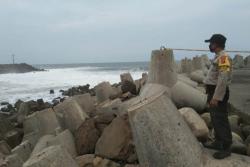  Ombak Pantai Selatan Besar, 2 Bangunan di Pantai Trisik Roboh