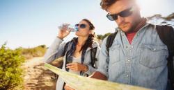 Tips Tetap Sehat saat Liburan, Minum Air Putih hingga Siapkan Camilan