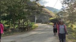 Polisi Bersama Warga di Tolikara Bongkar Palang di Jalan Trans Papua