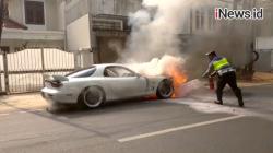 Video Mobil Sport Mazda RX-7 Terbakar di Kebayoran Baru, Diduga Korsleting Listrik