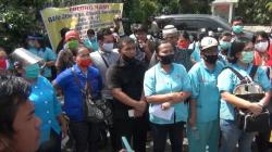PHK Sepihak, 100-an Karyawan RS Martha Friska Medan Demo Tuntut Gaji dan THR<