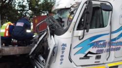 Truk Tabrak Pembatas Jalan di Cakung karena Pengemudi Meninggal Mendadak