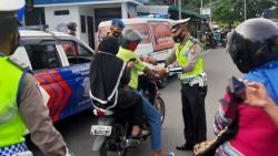 Tekan Penyebaran Covid-19, TNI-Polri Razia Masker kepada Pengendara di Ternate<