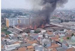 Pabrik Mebel di Cakung Terbakar, Warga Kumandangkan Azan di Lokasi