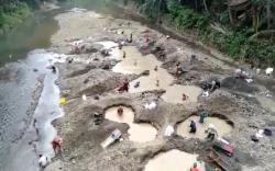 Warga Banyumas Mendadak Jadi Penambang Emas saat Sungai Jatum Surut