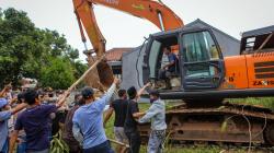 Tidak Terima Rumah Digusur untuk Bangun Tol, Warga Tangerang Adang Alat Berat