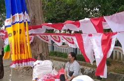 Omzet Pedagang Bendera Merah Putih di Cirebon Turun