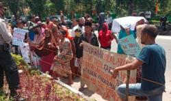 Polisi Tangkap 8 Orang yang Bakar Ban-Kayu di Jalan Padang-Pasaman<