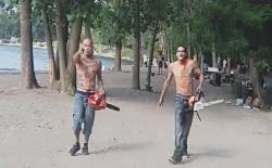 Teror Dua Pria Bawa Gergaji Mesin di Pantai, Mirip Adegan Film Thriller