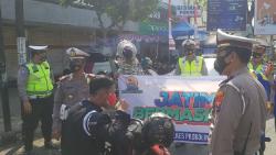 Sosialisasikan Jatim Bermasker, Polres Probolinggo Ajak Badut Zebra