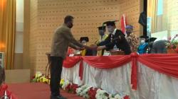 Sedih, Seorang Ayah di Makassar Wakili Wisuda Putrinya yang Meninggal