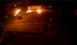 Aksi Pelemparan Molotov Pos Ronda di Bukittingi Terekam CCTV