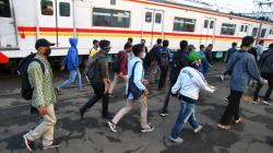 Ada Kereta Mogok, Perjalanan KRL Bekasi-Jakarta Kota Terhambat di Stasiun Kranji