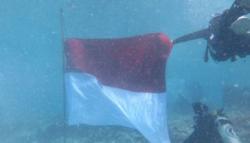 17 Penyelam Kibarkan Bendera Merah Putih di Pulau Bando