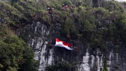 Perjuangan Pemuda-pemudi Bawean Kibarkan Bendera Merah Putih di Gunung Batu