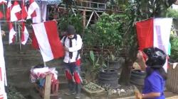 Unik! Penjual Bendera di Ambon Pakai Kostum Pejuang sedang Perang untuk Tarik Pembeli